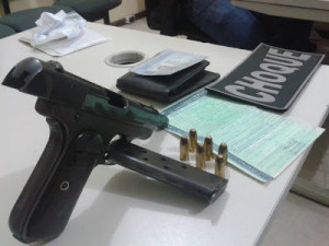  Pistola automática fabricada nos EUA de marca Colt 32 milímetros,  contendo seis munições. (Foto: Polícia Militar)