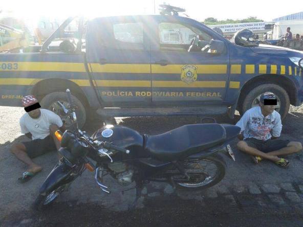  PRFs detêm dupla com motocicleta roubada em Propriá. (Divulgação/PRF/SE)