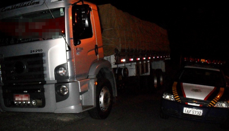 PRF apreende 22 toneladas de farelo de soja transportado irregularmente na BR 101.