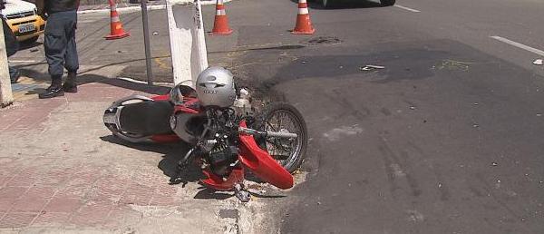 Carro invade preferencial e mata motociclista na Ivo do Prado