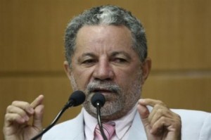 Gualberto critica oposição. (Foto: Cesar Oliveira)