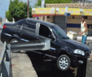   Acidente na capital sergipana deixa carro pendurado em canal