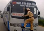  Policial tenta barrar ônibus e 