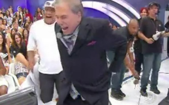   Calça de Silvio Santos cai durante o programa. Assista!