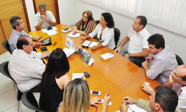  Capacitação para taxistas da Orla de Aracaju é discutida entre a Setur, SMTT e ABIH