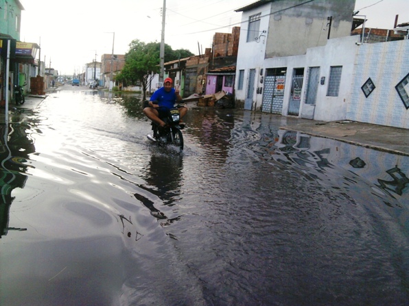  Após 40 minutos de chuva, ruas ficam alagadas no Rosa Elze