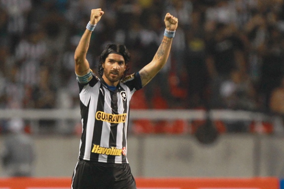  Com show de Loco Abreu, Botafogo bate o Bangu e se garante na final