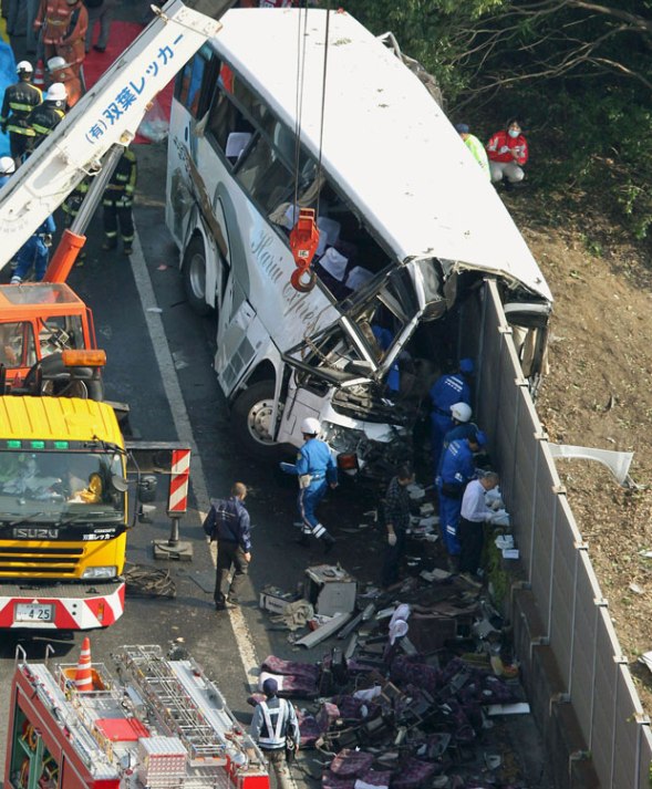 Ônibus que seguia para Disney bate e deixa 7 mortos