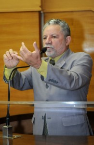   Gualberto nega que tenha rompido com prefeito Airton Martins. (Foto: Agência Alese) 