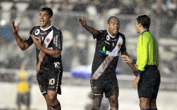  Vasco tem gol polêmico anulado e fica no 0 a 0 com o Corinthians