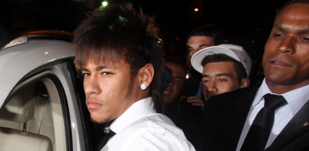    Fã arranca brinco de Neymar e irrita jogador em evento 