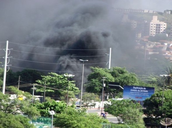  Incêndio destroi barracos nas proximidades de viaduto em Aracaju