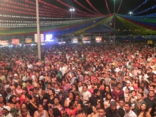  Calcinha Preta arrasta multidão na abertura da Festa do Catete 