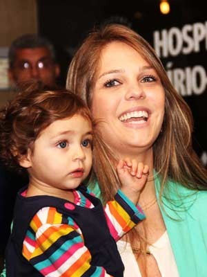  Cantor Pedro ganha reencontro e beijos da filha no dia do aniversário