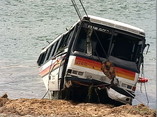   Ônibus que caiu no Rio São Francisco é retirado pelos bombeiros em SE