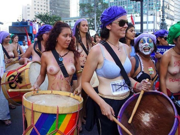  Mulheres tiram a blusa para protestar pelas ruas do Rio