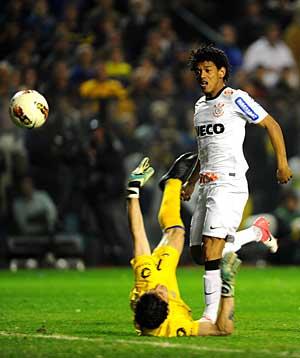   Romarinho volta a brilhar e dá empate ao Corinthians contra o Boca na primeira final