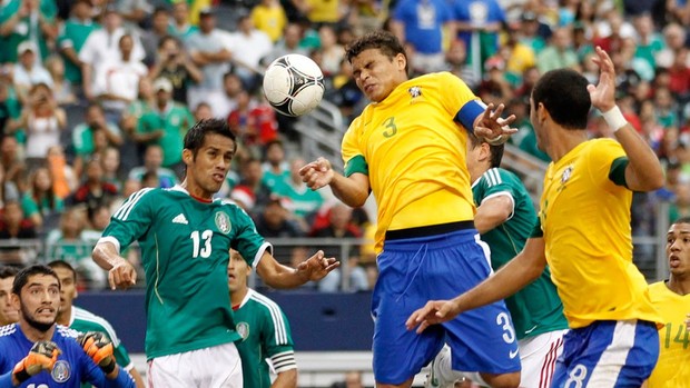 Brasil perde para o México por 2 a 0, leva olé da torcida e vê cair série invicta de Mano