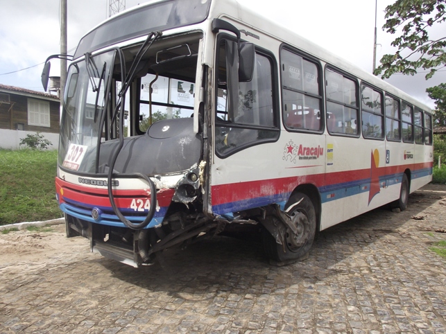    Capitão da Polícia Militar morre após colidir caminhonete em ônibus na João Bebe Água