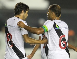 Juninho e Alecsandro brilham, Vasco bate o Botafogo e dorme na liderança