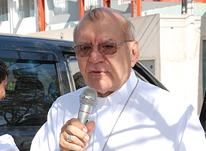 Arcebispo diz que papa não é infalível e que padre deveria casar