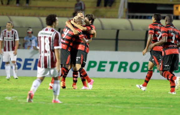  Fluminense repete apagão no primeiro tempo, é derrotado pelo Atlético-GO e pode perder liderança
