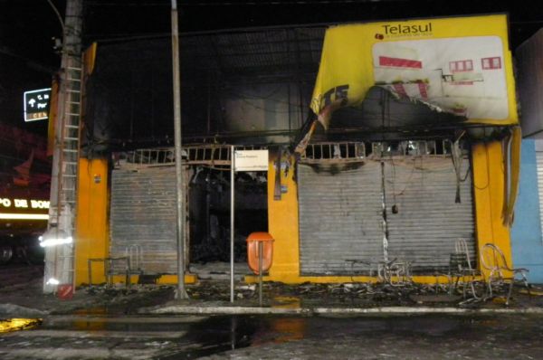 Incêndio destrói loja de móveis  no centro de Aracaju
