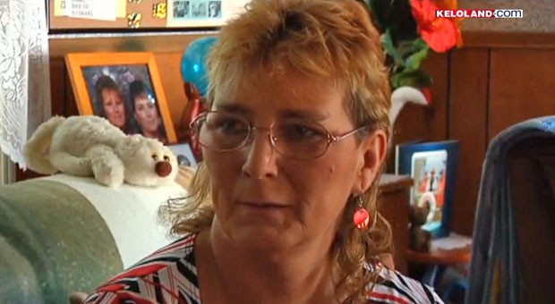 Mãe arrecada R$ 8 mil para viajar e ver a execução do assassino da filha