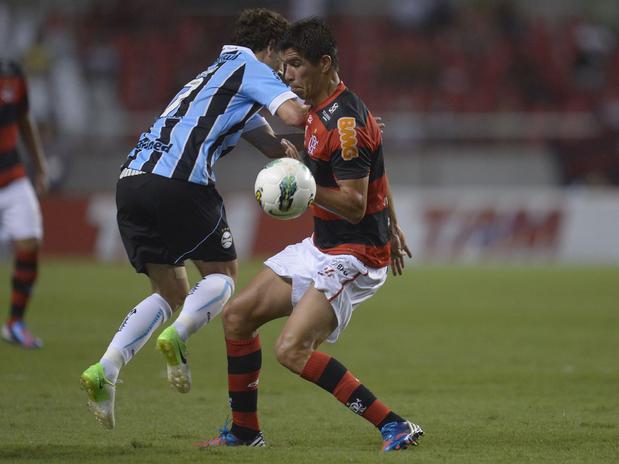 Flamengo busca empate contra Grêmio, mas segue próximo da degola