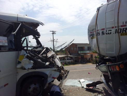 Colisão entre ônibus e caminhão-tanque deixa 1 ferido em Laranjeiras