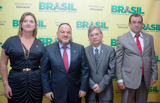 Novo reitor da UFS toma posse em Brasília