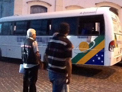 Homem atira em passageiros dentro de  microônibus, em São Cristóvão