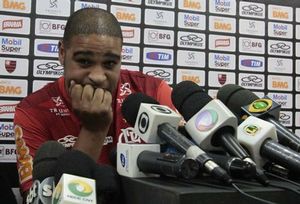  Em nova nota, Adriano diz que continuará no Flamengo em 2013