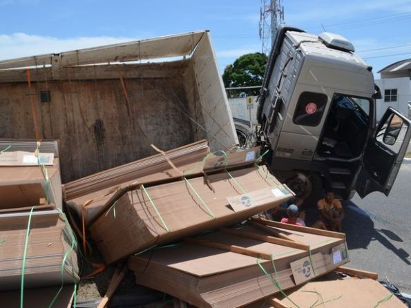 Caminhão carregado com madeira tomba na entrada de Aracaju