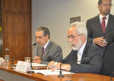 Eduardo Amorim relata MP do Pacto Nacional pela Alfabetização na Idade Certa
