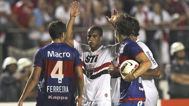 Após confusão, árbitro encerra jogo, e São Paulo conquista Sul-Americana