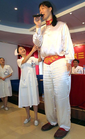 Morre na China a mulher mais alta do mundo