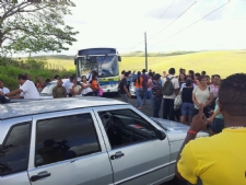 Funcionários do Hotel Fazenda Boa Luz cruzam os braços e pedem pagamento