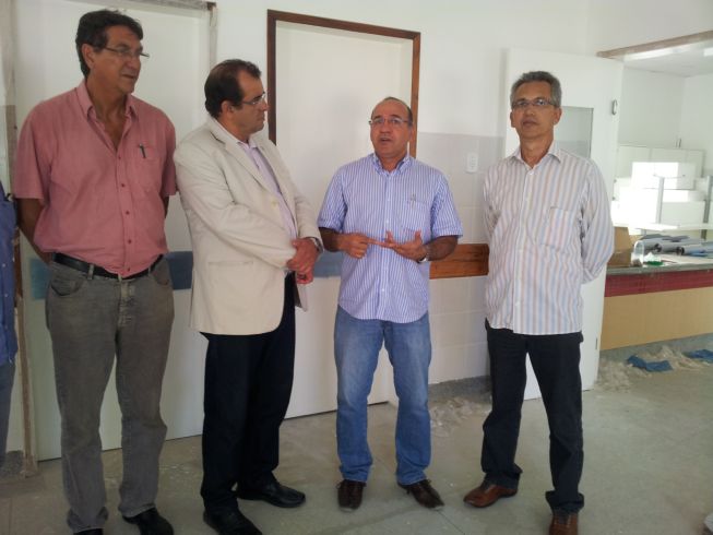 Hospital de São Cristóvão recebe visita do reitor da UFS