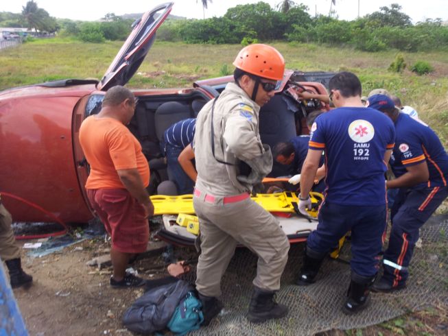 Carro capota e cinco ficam feridos em acidente na Marechal Rondon