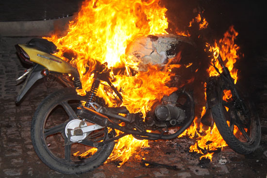  Homem é multado e ateia fogo em motocicleta, em Lagarto,SE 