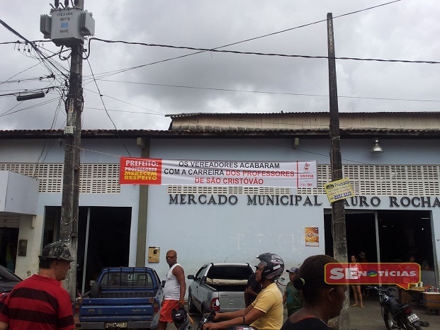  Prefeitura de São Cristóvão retira faixas de protesto dos professores; veja vídeo