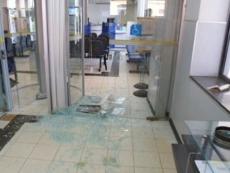 Criminosos explodem caixa eletrônico do Bradesco em Pinhão