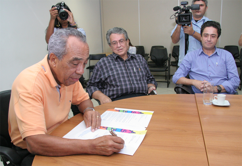 Jackson Barreto assina ordem de serviço para recuperação de cobertura do aeroporto de Aracaju