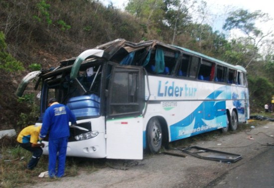 Ônibus com turistas de Serrinha(BA) capota e mata duas pessoas em Areia Branca-SE