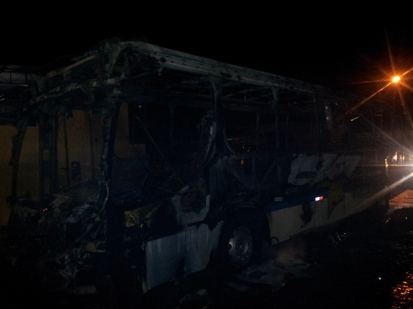 Ônibus pega fogo e fica totalmente destruído no Grande Rosa Elze