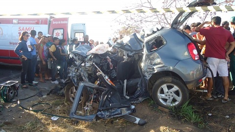 Duas pessoas morrem em colisão frontal entre carreta e carro de passeio em Siriri