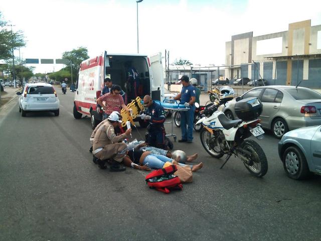 Acidente na Tancredo Neves deixa dois feridos em Aracaju