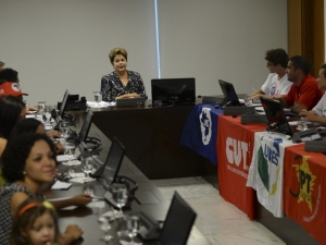 Dilma reafirma a dirigentes da UNE propósito de usar royalties do petróleo na educação