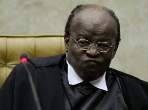  Joaquim Barbosa, viajou de férias nesta terça-feira (7) sem assinar o mandado de prisão do deputado federal João Paulo Cunha.(Ueslei Marcelino/Reuters)